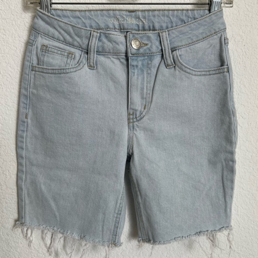 Wild Fable Light Wash Denim Jean Long Shorts 5 Pocket Stretch Frayed Hem Size 00